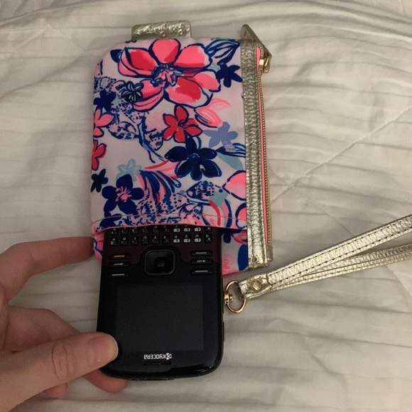 Lilly Pulitzer wristlet, change purse, and fits some phones! NWOT - Picture 5 of 12